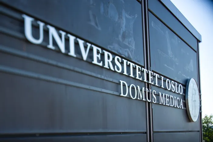 UiO-logo p? veggen til Domus Medica