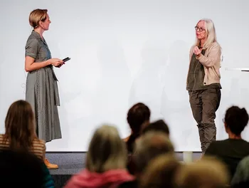 Kristin Asdal snakket om &quot;Den store ?konomiseringen av havet. Er det havet som skal gi oss fremtidens b?rekraftige mat?&quot;. Her sammen med ordstyrer Anne H?skoll-Haugen.