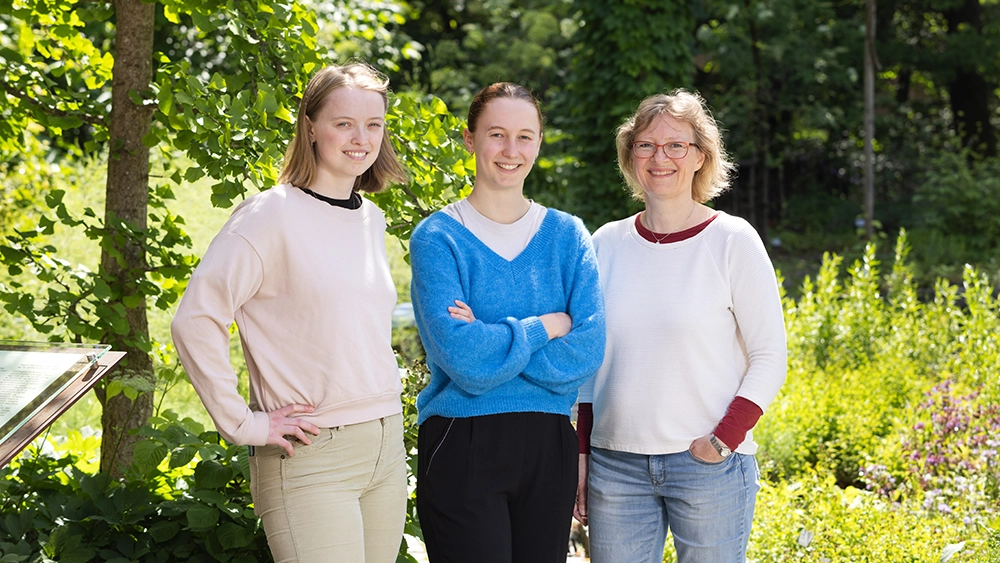 Fra venstre Marie Kristine Kvendseth Rimstad, Maren Mansika og veileder Ane Vollsnes.